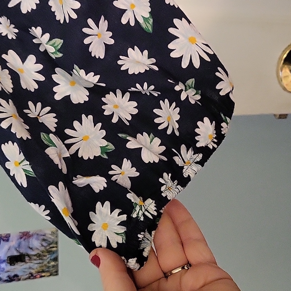 Scoop neck old navy flower top - Picture 3 of 6